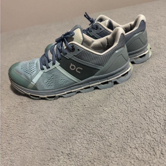 On cloud On Running Women's Athletic Shoes - shades of blue - gently loved - Picture 2 of 4